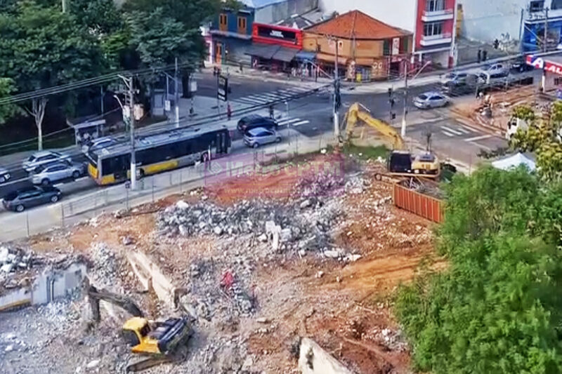 Máquinas limpam o terreno da futura estação Penha de França