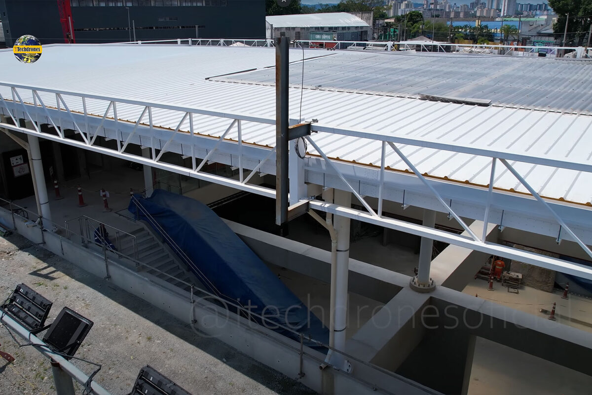 Escadas de acesso às plataformas da estação Santa Marina (iTechdrones)